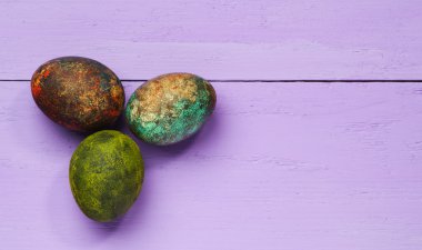 Tahta bir masada paskalya yumurtası.