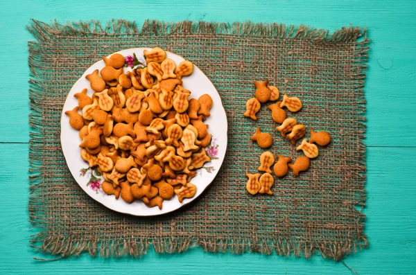 ahşap bir masa üzerinde kraker.