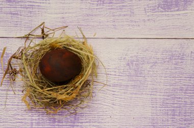 Ahşap arka plan üzerinde yuvadaki yumurta.