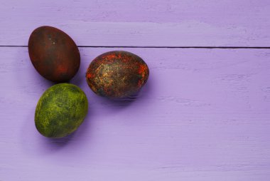 Tahta bir masada paskalya yumurtası.