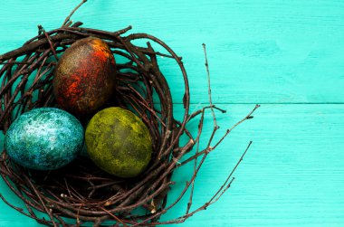 Ahşap arka plan üzerinde yuvadaki yumurta.