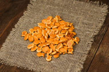 ahşap bir masa üzerinde kraker.