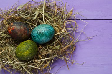 Ahşap arka plan üzerinde yuvadaki yumurta.