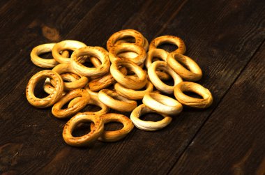 simit ahşap bir masa üzerinde.