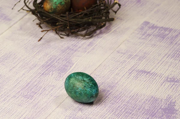 Oeufs de Pâques sur une table en bois. — Photo