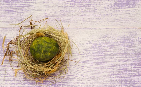 Wielkanocne jaja w gnieździe na drewniane tła. — Zdjęcie stockowe