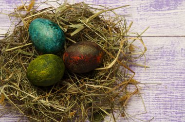 Ahşap arka plan üzerinde yuvadaki yumurta.