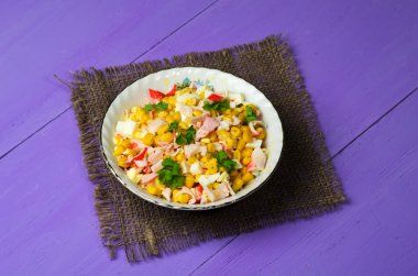 Yengeç ahşap bir masa üzerinde bir tabak salata. Rustik tarzı