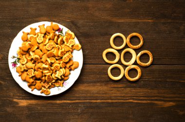 ahşap bir masa üzerinde kraker.