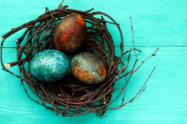Ahşap arka plan üzerinde yuvadaki yumurta.