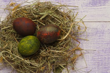 Ahşap arka plan üzerinde yuvadaki yumurta.