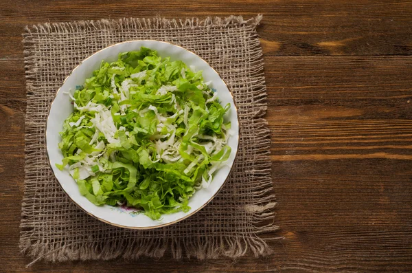 Vegetable salad in a plate on a wooden table. — Stock Photo, Image