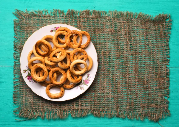 Simit ahşap bir masa üzerinde. — Stok fotoğraf