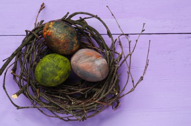 Ahşap arka plan üzerinde yuvadaki yumurta.