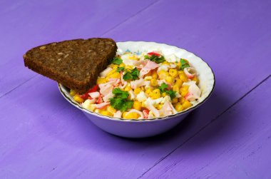 Yengeç ahşap bir masa üzerinde bir tabak salata. Rustik tarzı