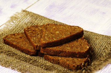 içinde belgili tanımlık geçmiş ahşap bir yamaçta yer ekmek .