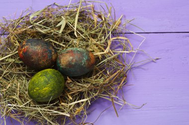 Ahşap arka plan üzerinde yuvadaki yumurta.