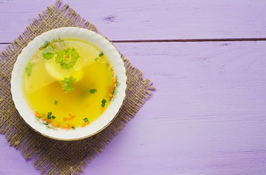 ahşap masa üzerinde tabakta sebze ile et suyu .