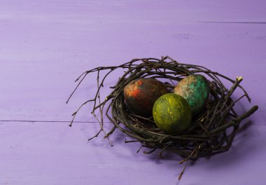 Ahşap arka plan üzerinde yuvadaki yumurta.