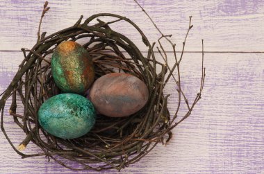 Ahşap arka plan üzerinde yuvadaki yumurta.