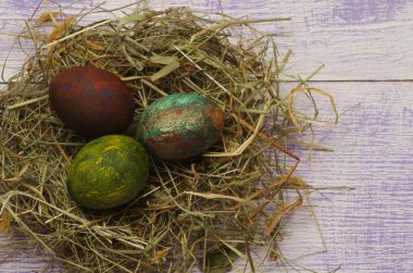Ahşap arka plan üzerinde yuvadaki yumurta.