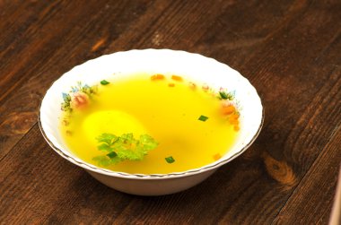 ahşap masa üzerinde tabakta sebze ile et suyu .