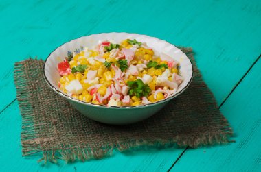 Yengeç ahşap bir masa üzerinde bir tabak salata. Rustik tarzı