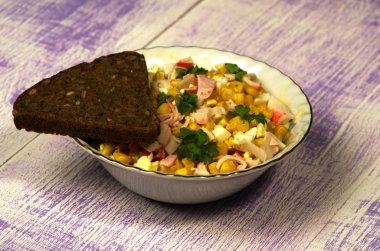 Yengeç ahşap bir masa üzerinde bir tabak salata. Rustik tarzı