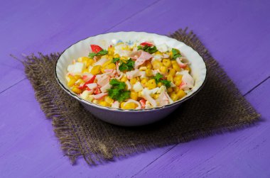 Yengeç ahşap bir masa üzerinde bir tabak salata. Rustik tarzı