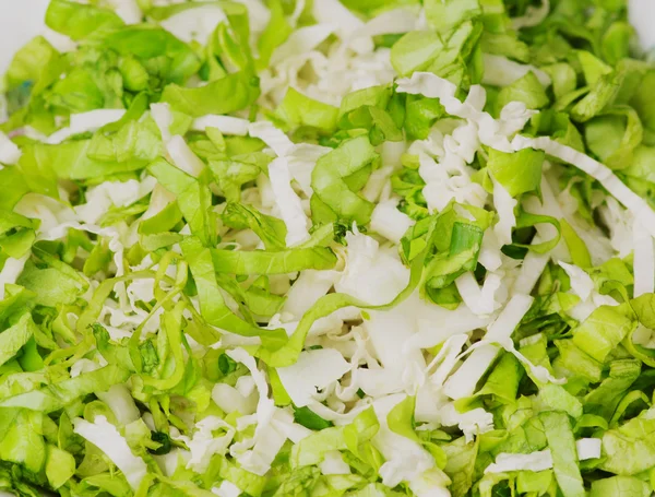 Ensalada de col en un plato sobre una mesa de madera . — Foto de Stock