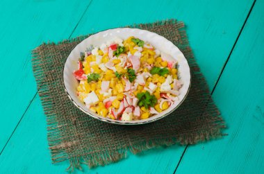 Yengeç ahşap bir masa üzerinde bir tabak salata. Rustik tarzı