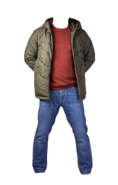 Fermuarlı koyu yeşil ceket, koyu kırmızı kazak ve beyaz arka planda izole edilmiş mavi kot pantolon. Sıradan moda kıyafetleri.