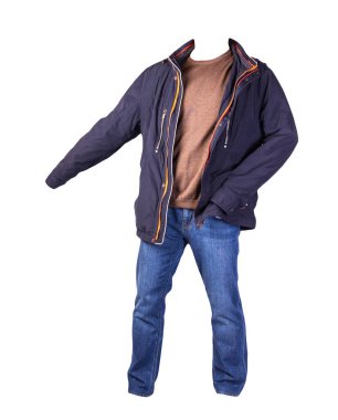 Fermuarlı koyu mavi ceket, kahverengi kazak ve beyaz arka planda izole edilmiş mavi kot pantolon. Sıradan moda kıyafetleri.