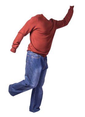 Erkekler koyu kırmızı kazak ve mavi kot pantolon. Beyaz arka planda izole edilmiş. Günlük kıyafetler.