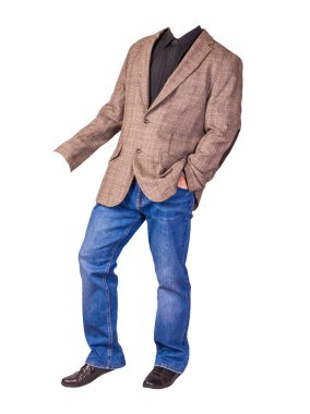 Erkekler düğmeli kahverengi ceket, erkek kot pantolon, siyah deri ayakkabılar ve beyaz arka planda izole edilmiş siyah gömlek.