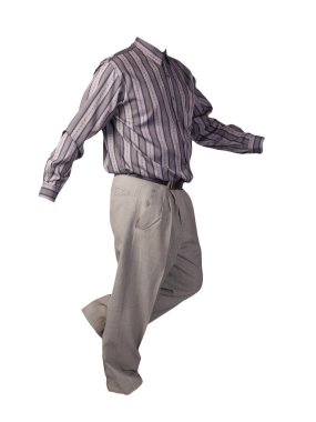 Beyaz arka planda gri çizgili erkek gömleği ve açık gri pantolonu var. moda giysileri