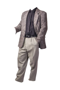 Erkek gri ceket, siyah gömlek ve beyaz arka planda izole edilmiş açık gri pantolon. resmi takım