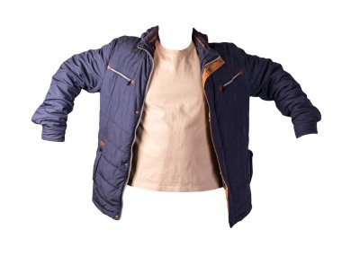 Koyu mavi fermuarlı ceket ve beyaz arka planda izole edilmiş biege tişörtü. Sıradan stil