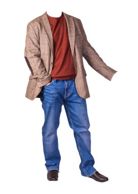Erkekler düğmeli kahverengi ceket, erkek mavi kot pantolon, deri siyah ayakkabılar ve beyaz arka planda izole edilmiş kırmızı bir kazak.
