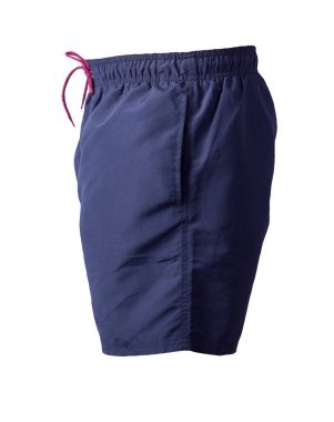 Beyaz arka planda izole edilmiş koyu mavi erkek şortu.