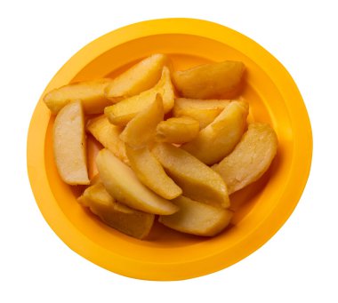 Sarı tabakta kızarmış patates dilimleri. Kızarmış patates sebzeleri beyaz arka planda izole edilmiş. Kırsal yiyecekler üst görünüm