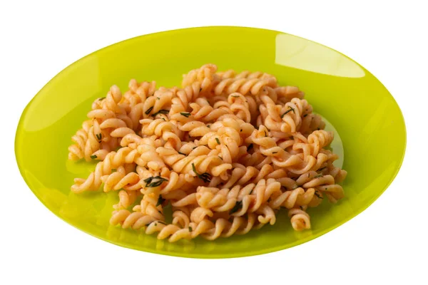 石灰盘上的意大利面 白色背景隔离 番茄酱中的意大利面配上丁香 意大利面顶面视图 — 图库照片