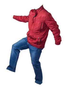 Kırmızı erkek ceketi ve mavi kot beyaz arka planda izole edilmiş. Günlük giysiler.