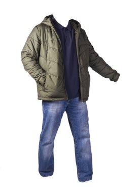fermuarlı yeşil ceket, mavi gömlek ve beyaz arka planda koyu mavi kot pantolon. Sıradan moda kıyafetleri.