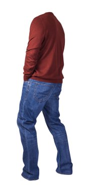 Erkekler koyu kırmızı kazak ve mavi kot pantolon. Beyaz arka planda izole edilmiş. Günlük kıyafetler.