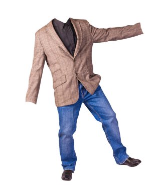 Erkekler düğmeli kahverengi ceket, erkek kot pantolon, siyah deri ayakkabılar ve beyaz arka planda izole edilmiş siyah gömlek.