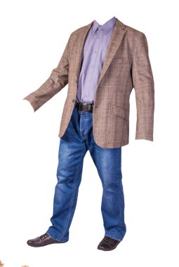 Erkek düğmesi açık kahverengi ceket, erkek kot pantolon, siyah deri ayakkabılar ve beyaz arka planda izole edilmiş mor gömlek.