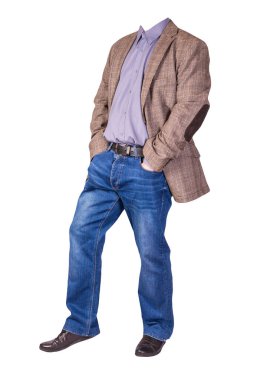 Erkek düğmesi açık kahverengi ceket, erkek kot pantolon, siyah deri ayakkabılar ve beyaz arka planda izole edilmiş mor gömlek.