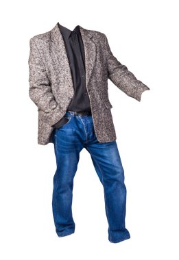 Siyah gömlekli ve beyaz arka planda izole edilmiş mavi kotlu erkek ceketi. Sıradan stil