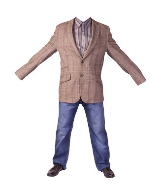 Erkek düğmesi açık kahverengi ceket, erkek kot pantolon, deri siyah ayakkabı ve beyaz arka planda izole edilmiş gri çizgili gömlek.